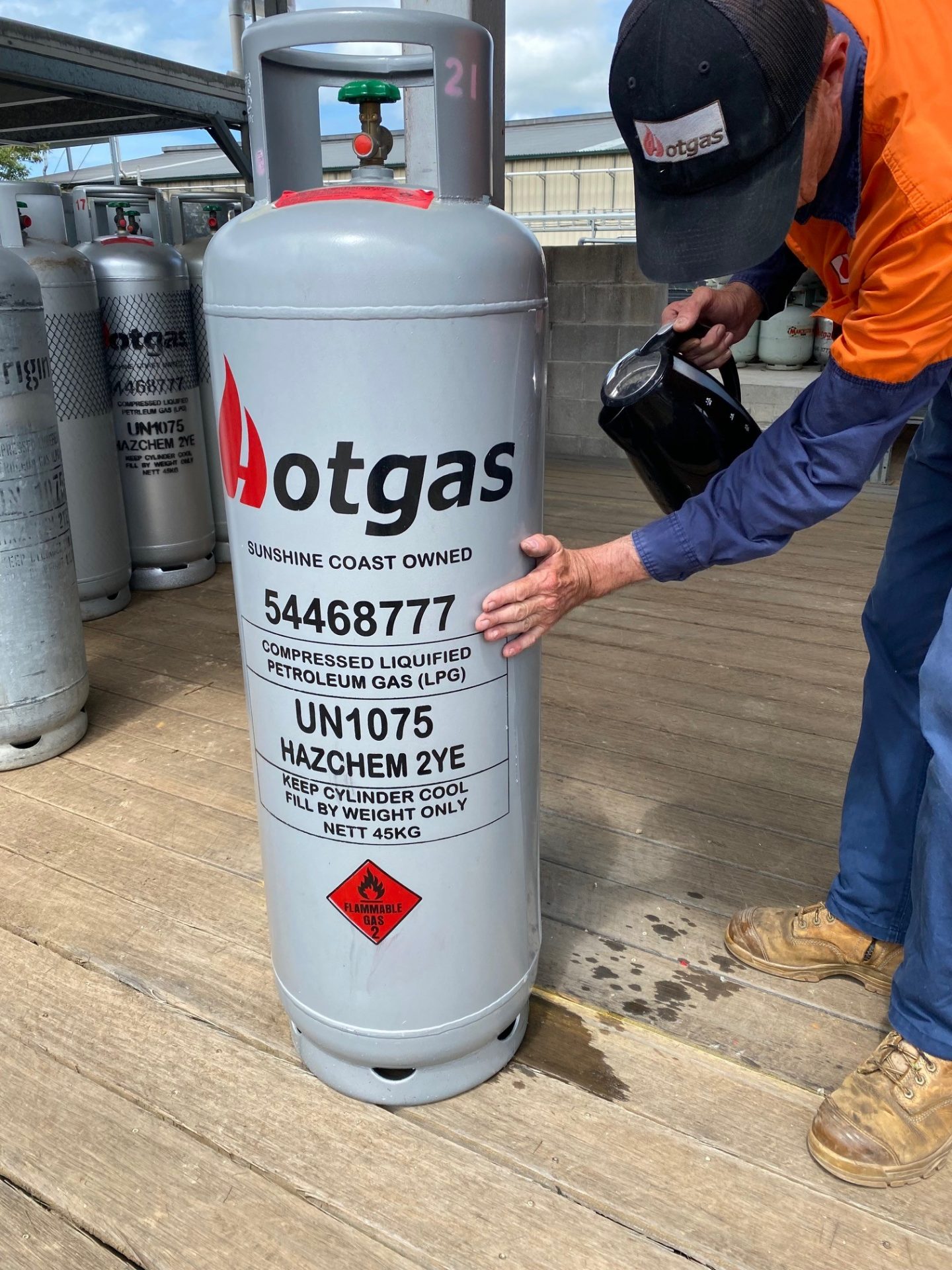 https://hotgas.com.au/wp-content/uploads/2021/12/Cylinder-feel-test-scaled.jpg